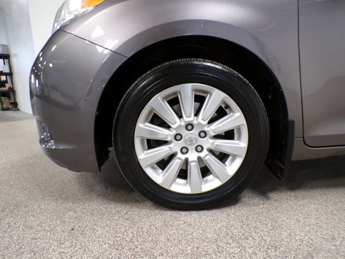 Used 2011 Toyota Sienna XLE image 9