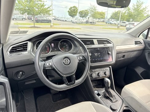 Used 2021 Volkswagen Tiguan SE w/ Panoramic Sunroof Package image 10