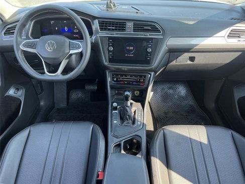 Used 2022 Volkswagen Tiguan SE w/ Panoramic Sunroof Package image 2