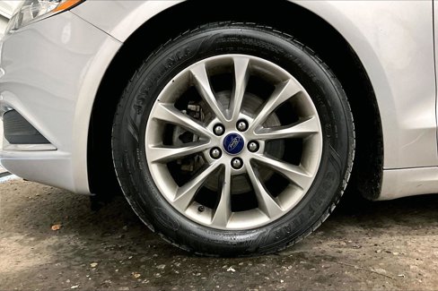 Used 2017 Ford Fusion SE w/ Fusion SE Technology Package image 9