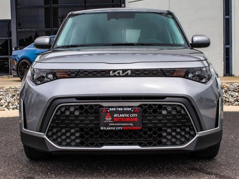 Used 2023 Kia Soul LX image 2