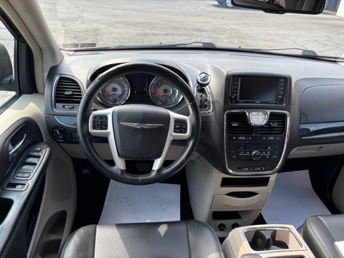 Used 2016 Chrysler Town & Country Touring image 13