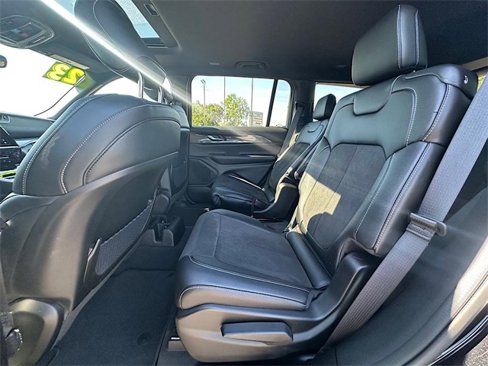 Used 2023 Jeep Grand Cherokee L Laredo image 14