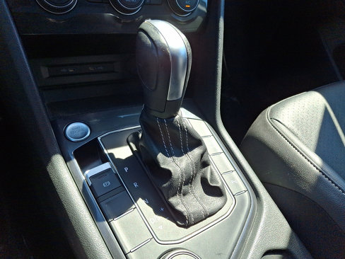 Used 2021 Volkswagen Tiguan SE R-Line image 15