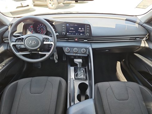 Used 2022 Hyundai Elantra SE image 17