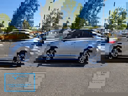 Used 2021 Toyota Corolla LE image 3