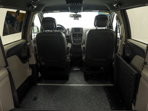 Used 2017 Dodge Grand Caravan SXT image 14