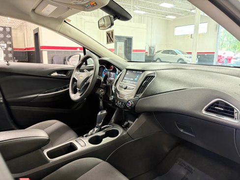 Used 2017 Chevrolet Cruze LT image 30