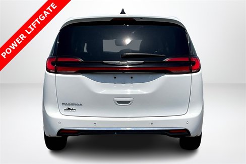 Used 2023 Chrysler Pacifica Touring-L image 6