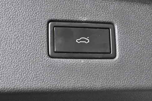 Used 2018 Volkswagen Tiguan SEL image 12