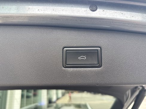 Used 2018 Volkswagen Tiguan SEL image 22