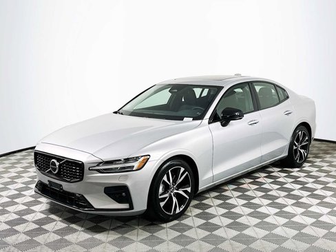 Certified 2025 Volvo S60 B5 Core image 3
