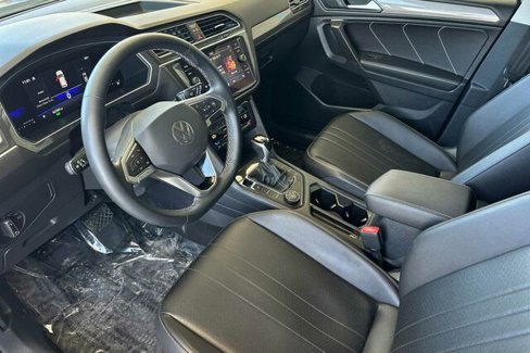 Used 2022 Volkswagen Tiguan SE w/ Panoramic Sunroof Package image 10