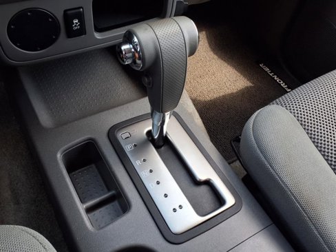 Used 2015 Nissan Frontier SV image 7