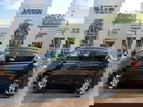 Used 2023 Chrysler Pacifica Touring-L image 1