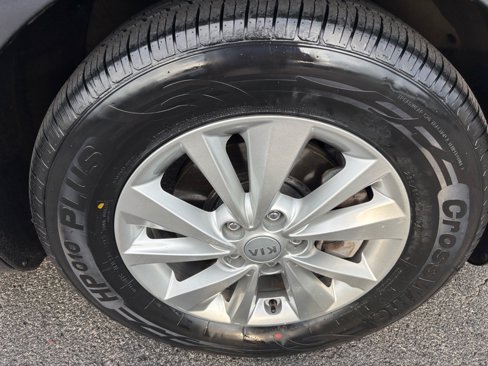 Used 2017 Kia Sedona LX w/ LX Essentials Premium Package image 9