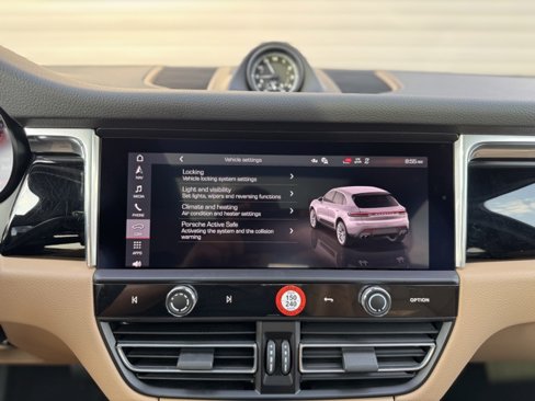 Certified 2025 Porsche Macan image 18
