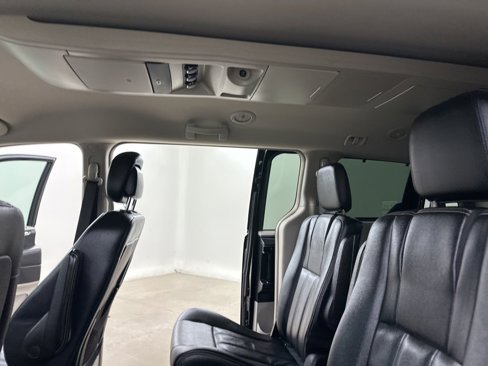 Used 2016 Chrysler Town & Country Touring image 27