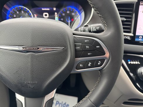 Used 2023 Chrysler Pacifica Touring-L image 44