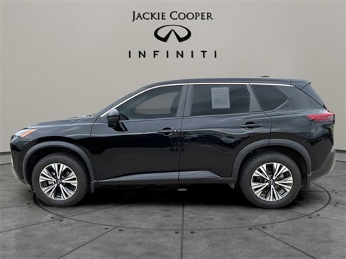 Used 2022 Nissan Rogue SV image 2