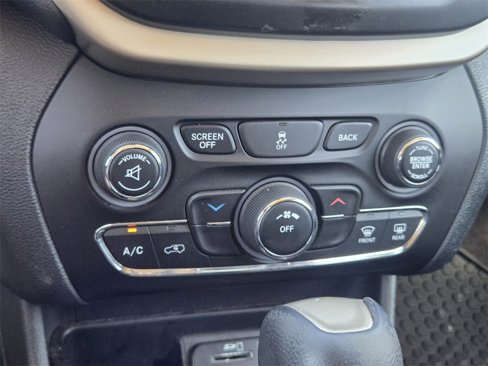Used 2016 Jeep Cherokee Latitude w/ Safety/Convenience Group image 14