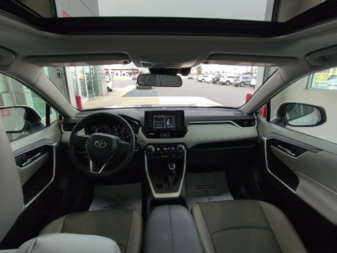 Used 2020 Toyota RAV4 XLE Premium image 15