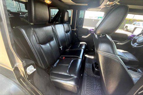 Used 2015 Jeep Wrangler Unlimited Rubicon w/ Connectivity Group image 18