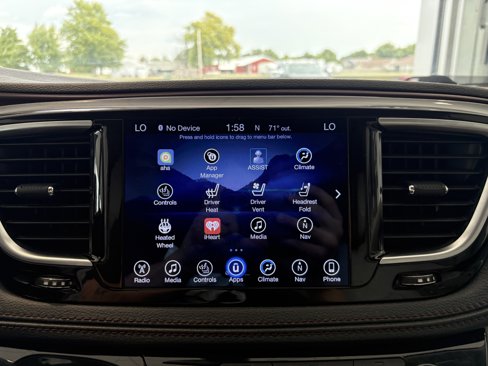 Used 2017 Chrysler Pacifica Limited image 16