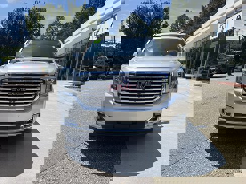 Used 2018 GMC Yukon SLT w/ Premium Edition image 3
