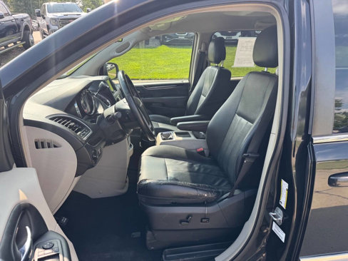 Used 2014 Chrysler Town & Country Touring image 11