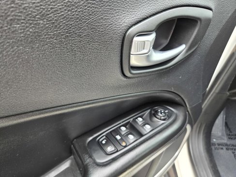 Used 2021 Jeep Compass Latitude image 35