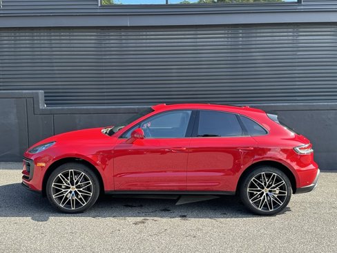 Certified 2025 Porsche Macan image 2