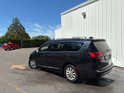 Used 2017 Chrysler Pacifica Touring-L image 7