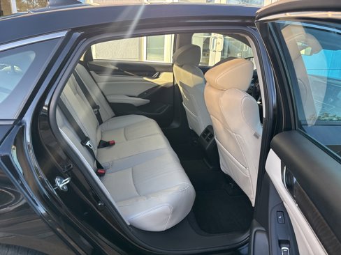 Used 2018 Honda Accord Touring image 25
