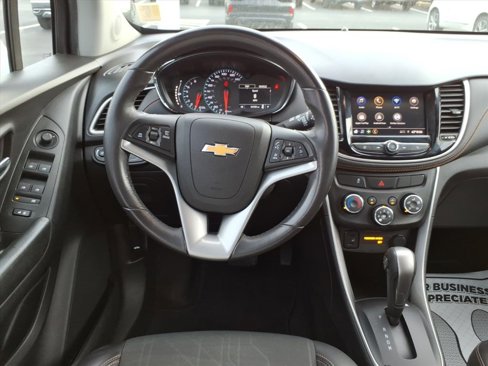 Used 2022 Chevrolet Trax LT w/ LT Convenience Package image 9
