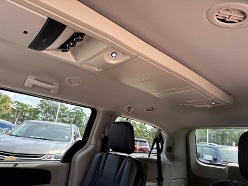 Used 2012 Chrysler Town & Country Touring-L w/ Driver Convenience Group image 16