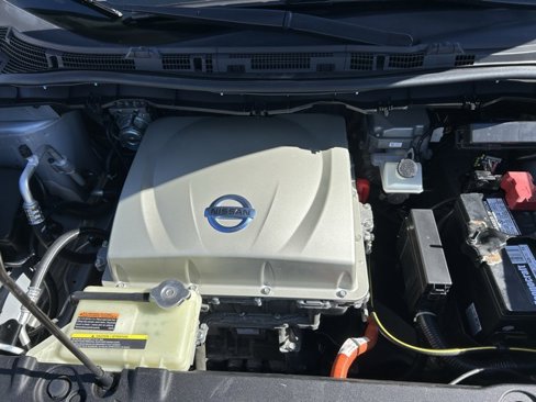 Used 2015 Nissan Leaf S image 24