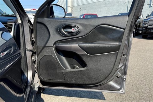 Used 2019 Jeep Cherokee Limited w/ Luxury Group image 25