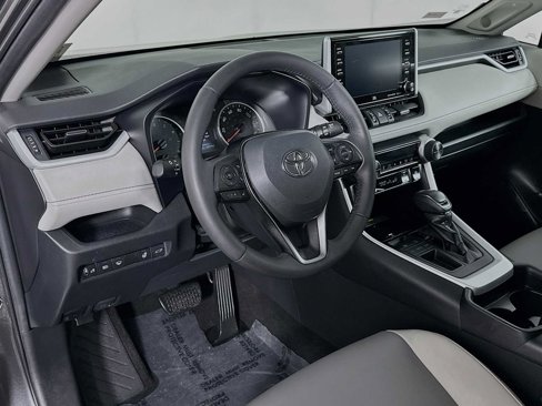 Used 2021 Toyota RAV4 XLE Premium image 9
