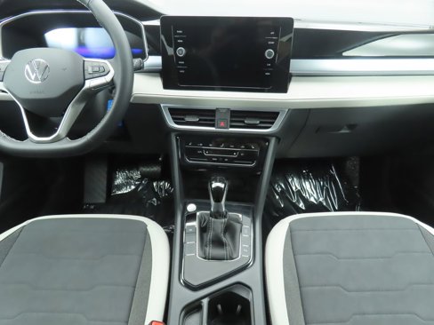 Certified 2025 Volkswagen Taos SE image 14