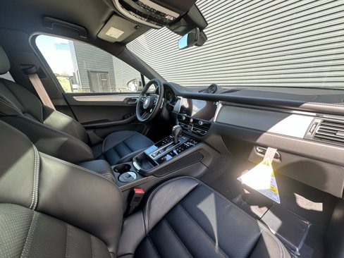 Used 2025 Porsche Macan image 29