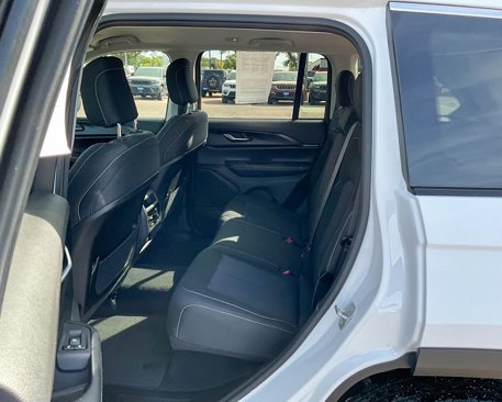 Used 2023 Jeep Grand Cherokee Laredo image 19