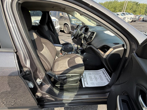 Used 2018 Jeep Cherokee Latitude w/ Altitude Package image 23