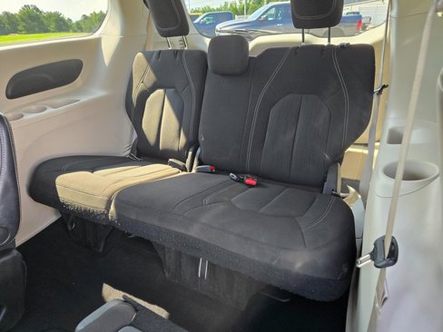 Used 2022 Chrysler Voyager LX image 9