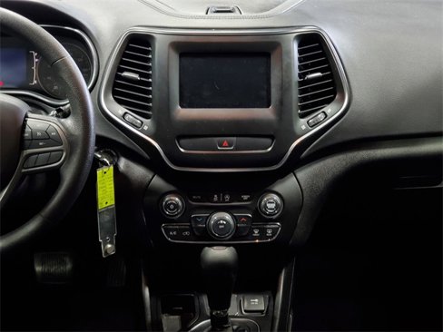 Used 2019 Jeep Cherokee Latitude w/ Popular Appearance Group image 17