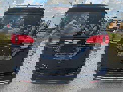 Used 2017 Chrysler Pacifica Touring-L image 6