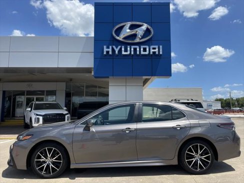 Used 2024 Toyota Camry SE image 1