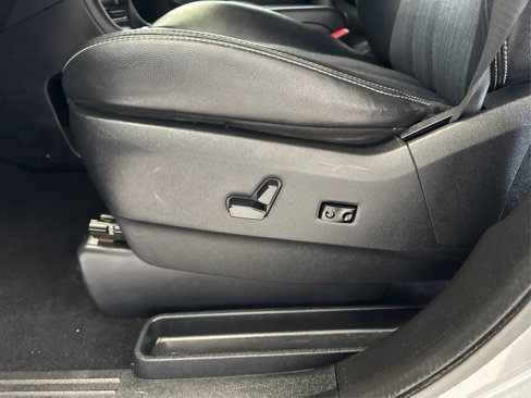 Used 2014 Chrysler Town & Country S image 22
