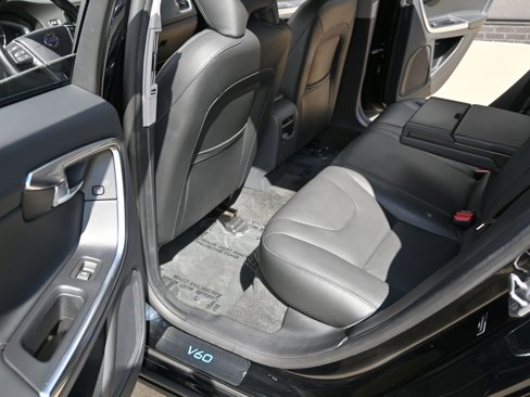 Used 2017 Volvo V60 T5 Premier w/ Convenience Package image 28