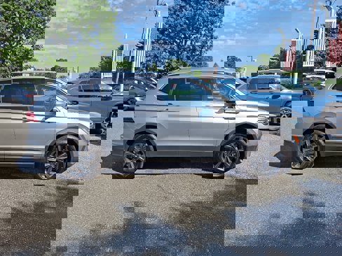 Certified 2022 Volkswagen Tiguan SE image 7
